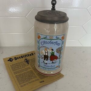 Oktoberfest München 2011 Beer Stein with lid and certification